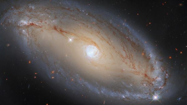Галактика NGC 5728 глазами телескопа “Хаббл”