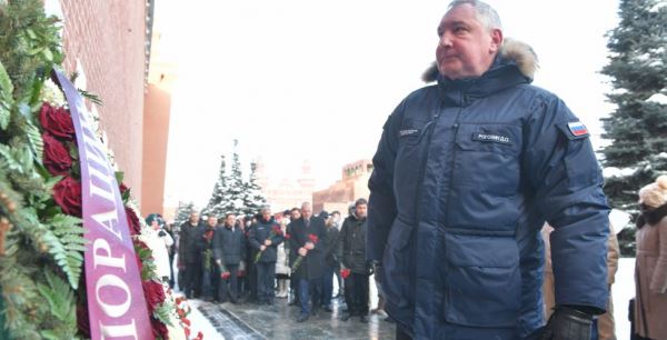 Церемония возложения цветов к месту захоронения праха Сергея Королёва
