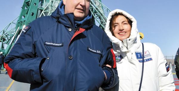 Дмитрий Рогозин на запуске пилотируемого корабля «Союз МС-19» (проект «Вызов») с женой Татьяной. Фото Павла Кассина