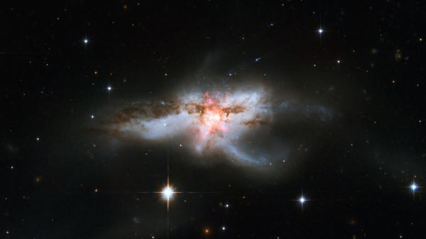 В центре галактики NGC 6240 находится две чёрные дыры