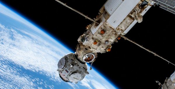 Космонавт Роскосмоса Пётр Дубров во время работ в открытом космосе 19 января