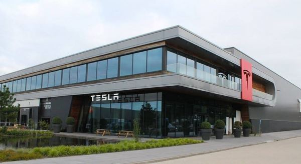 Tesla приступила к продажам домашнего зарядного устройства для зарядки автомобилей других брендов